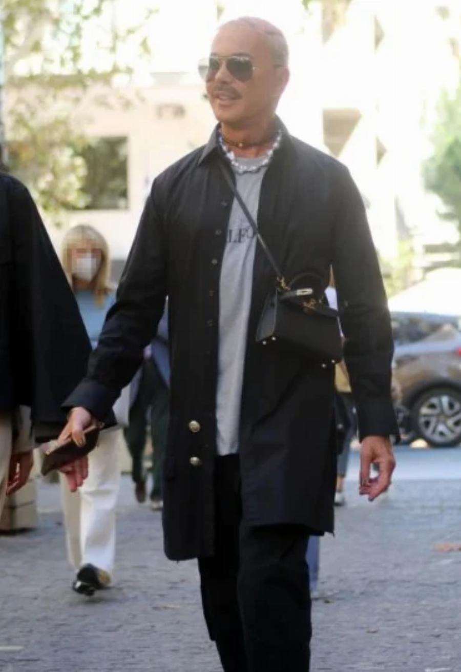 Όλοι κοιτούσαν το μανικιούρ του: Οι παπαράτσι έπιασαν τον Λάκη Γαβαλά στο κέντρο της Αθήνας με παντόφλες και χαλαρή εμφάνιση