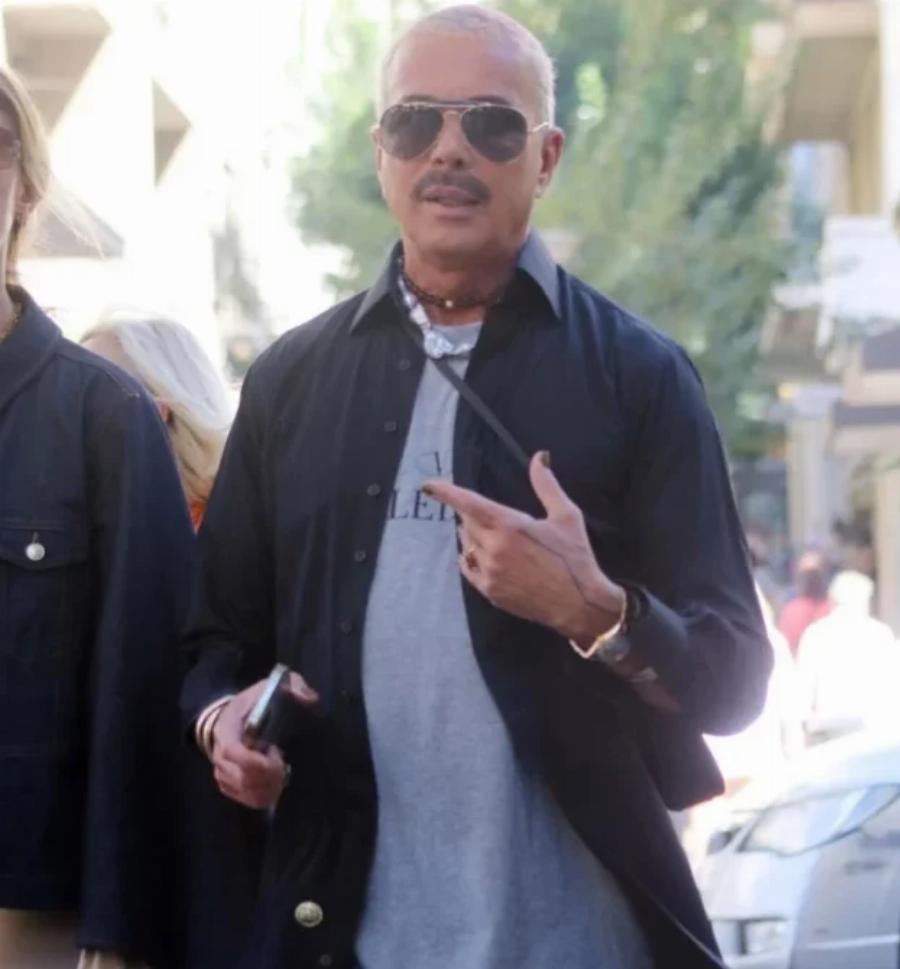 Όλοι κοιτούσαν το μανικιούρ του: Οι παπαράτσι έπιασαν τον Λάκη Γαβαλά στο κέντρο της Αθήνας με παντόφλες και χαλαρή εμφάνιση