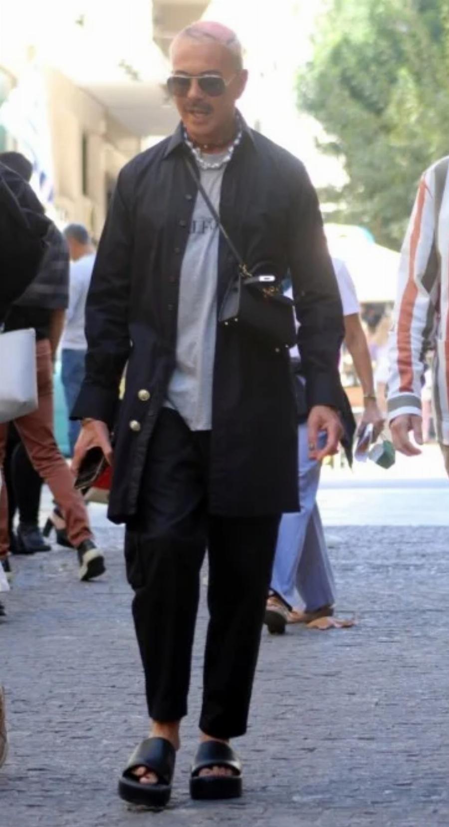 Όλοι κοιτούσαν το μανικιούρ του: Οι παπαράτσι έπιασαν τον Λάκη Γαβαλά στο κέντρο της Αθήνας με παντόφλες και χαλαρή εμφάνιση