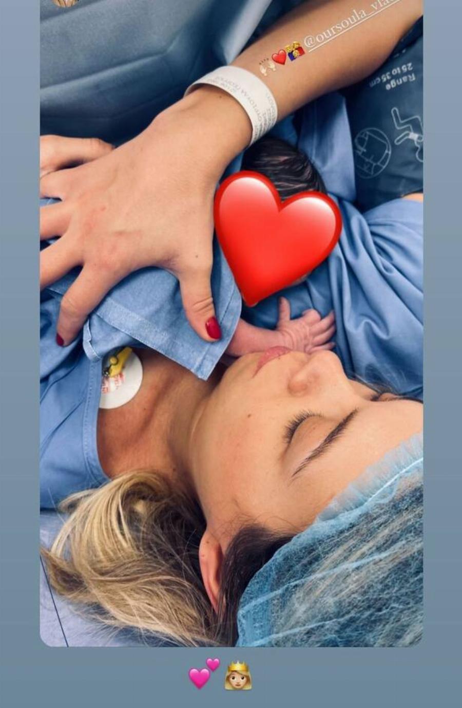 Νέα γέννηση στην ελληνική showbiz: Έγιναν γονείς και κυκλοφόρησε η πρώτη φώτο μέσα από το μαιευτήριο