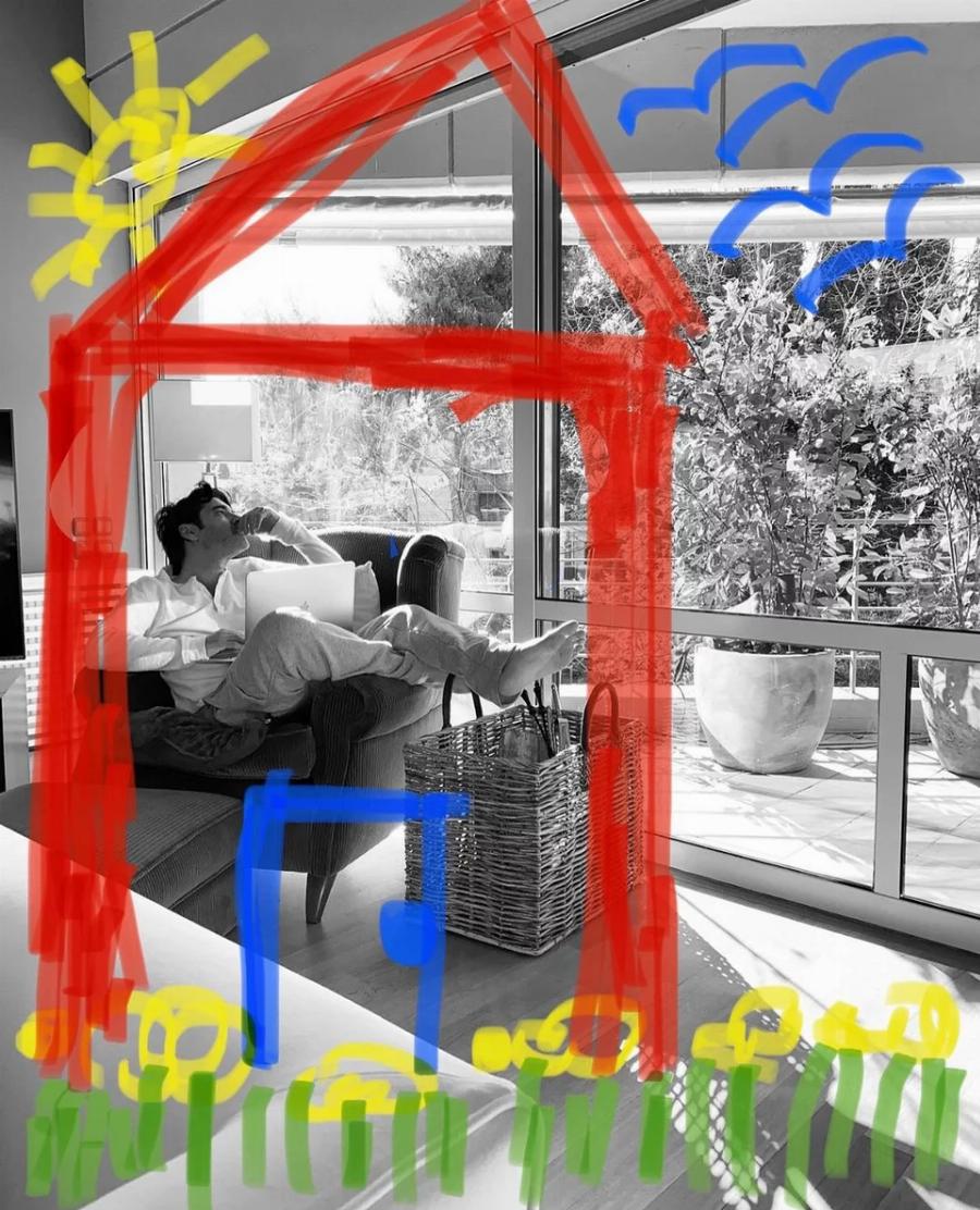 Ατμοσφαιρικό και χουχουλιάρικο: Το σπίτι του Χριστόφορου Παπακαλιάτη είναι βγαλμένο από τις σειρές του