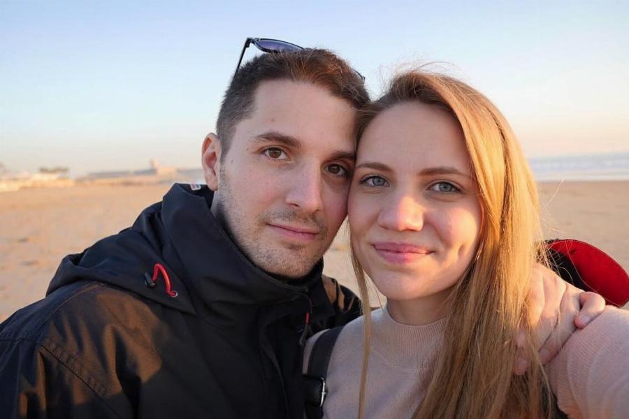 Κούκλος και επιτυχημένος σκηνοθέτης: Αυτός είναι ο σύντροφος της Φωτεινής Παπαθεοδώρου από το «Μαύρο Ρόδο»