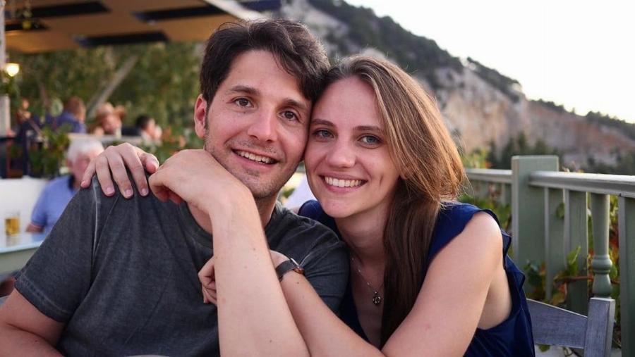 Κούκλος και επιτυχημένος σκηνοθέτης: Αυτός είναι ο σύντροφος της Φωτεινής Παπαθεοδώρου από το «Μαύρο Ρόδο»