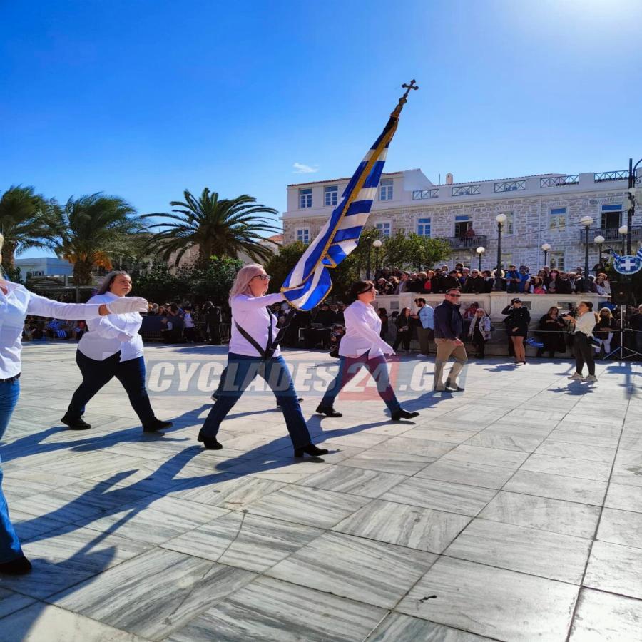 Οικογενειακή υπόθεση η παρέλαση: Σημαιοφόρος η μητέρα και παραστάτης ο γιος στην σχολική παρέλαση στην Σύρο