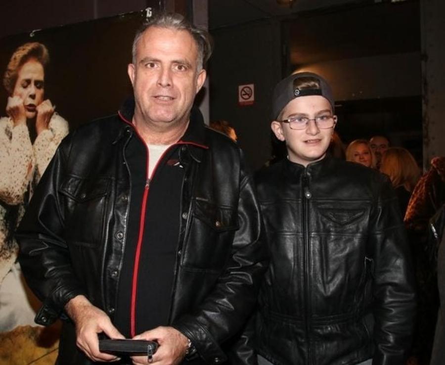 Πασχάλης Τσαρούχας: Η αποκάλυψη πως είχε πέσει θύμα σεξουαλικής παρενόχλησης, ο γάμος με την Παπαθωμά και οι φωτογραφίες με τον γιο του