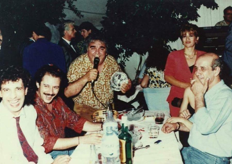 Κυκλοφόρησε για πρώτη φορά: Το σπάνιο στιγμιότυπο του Πασχάλη Τερζή στα νιάτα του με τον Δημήτρη Μητροπάνο