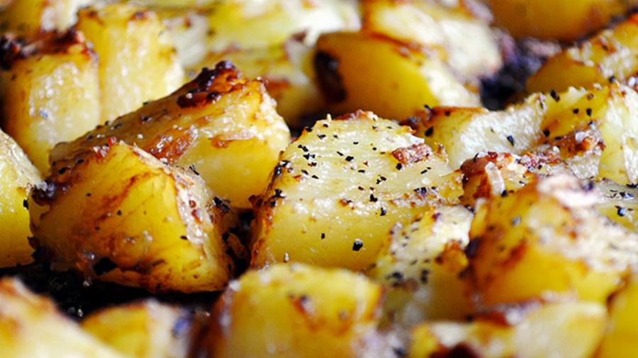 Οι συμβουλές των κορυφαίων σεφ για καραμελένιες και λαχταριστές πατάτες φούρνου