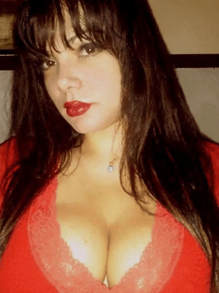 Καθηγήτρια γαλλικών, με μαύρο μαλλί και ακαταμάχητη γοητεία: Έτσι είναι σήμερα η Πέπη Τσεσμελή