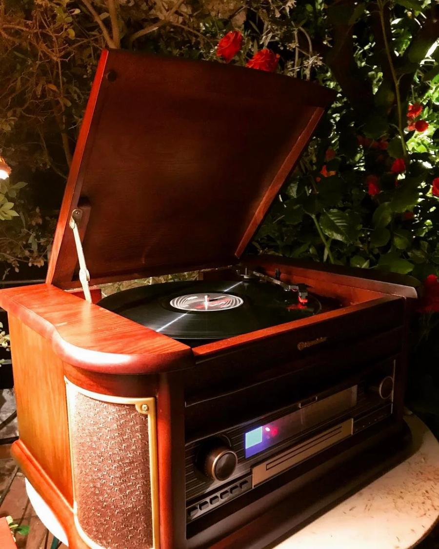 Ατμοσφαιρικό και χουχουλιάρικο: Το σπίτι του Χριστόφορου Παπακαλιάτη είναι βγαλμένο από τις σειρές του