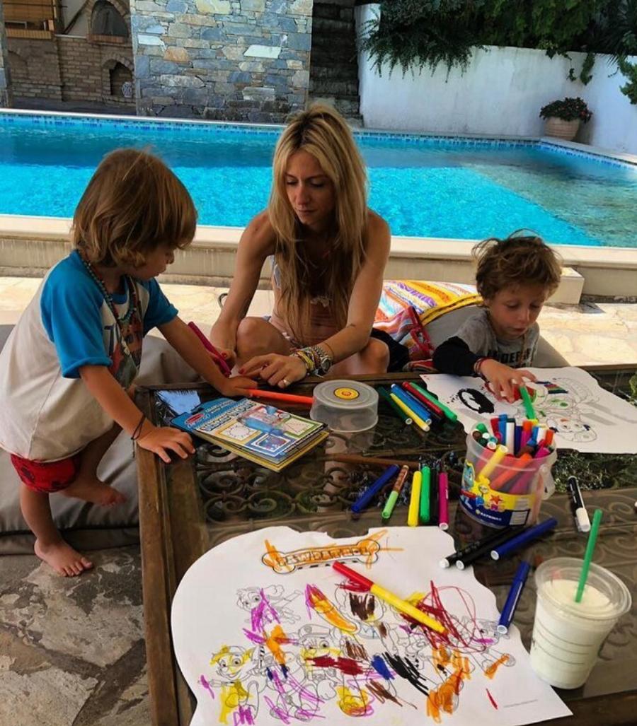 Ένα σωστό παλάτι: Αυτό είναι το ανάκτορο της Άννας Βίσση στην Εκάλη με ένα ολόκληρο γήπεδο τένις