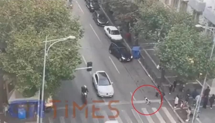 Σχημάτισαν «ανθρώπινη αλυσίδα» για να περάσει ένα τραυματισμένο σκυλάκι: Συγκινητικό στιγμιότυπο στη Θεσσαλονίκη