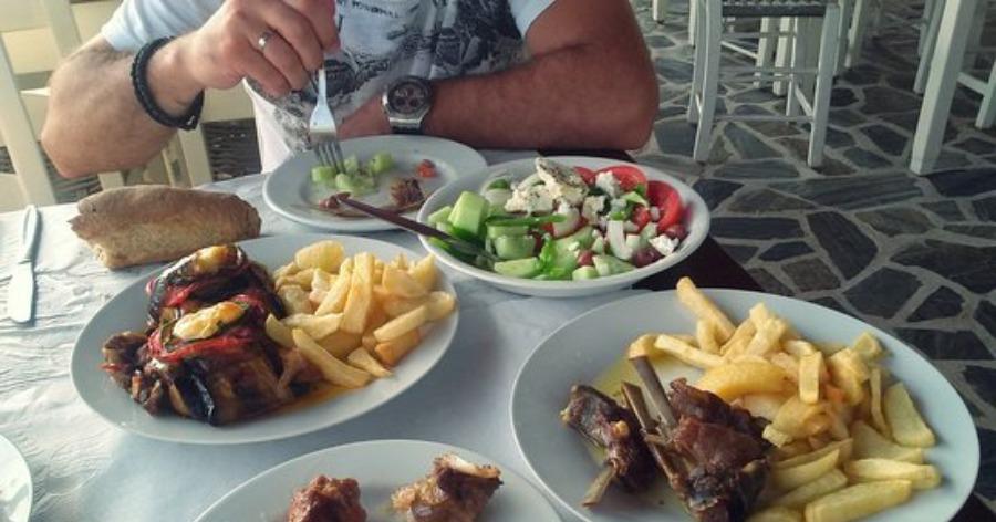 Οδηγίες για τσαμπατζίδες: Πως θα ξεχωρίσεις τον «κλασσικό τσιγκούνη» στην ταβέρνα με την παρέα