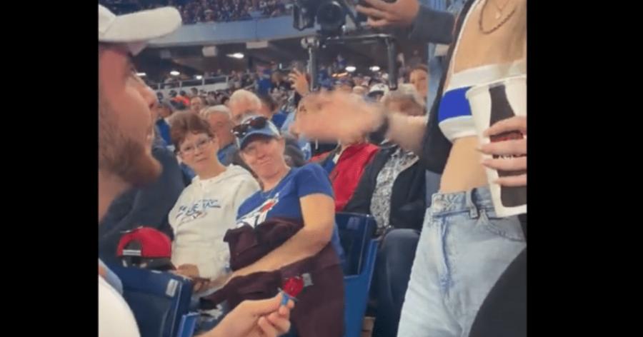 Μία «πρόταση γάμου» που θα μείνει αξέχαστη:  Μόλις είδε το δαχτυλίδι τον άρχισε στα χαστούκια