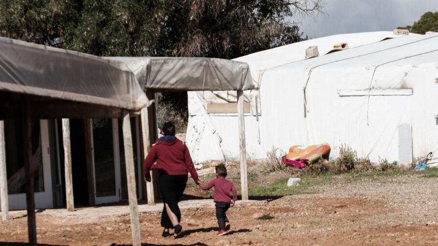 Έρευνα με δραματικά αποτελέσματα: 96% των Ρομά στην Ελλάδα και το 80% στην Ευρώπη ζει σε κίνδυνο φτώχειας