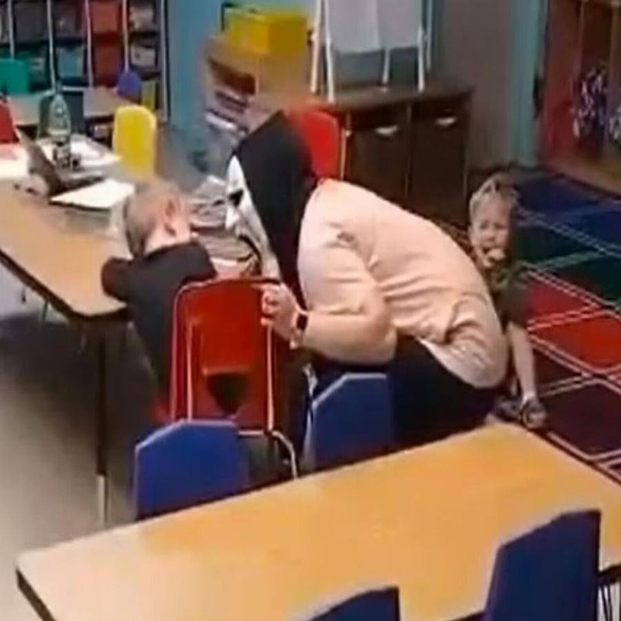 Σάλος στο διαδίκτυο: Δασκάλα παιδικού σταθμού φοράει μάσκα του Scream και τρομάζει τα μικρά παιδιά