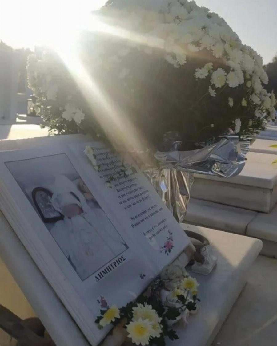 Τσακίζει κόκκαλα μία μάνα: «Σήμερα ανυπομονούσα να πάω να στολίσω το μνήμα του Δημητράκη μου, Χρόνια Ουράνια και σε σένα μωρό μου, σε λατρεύω»
