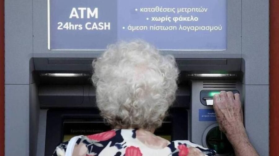 Πήρε το αίμα της πίσω μετά το θάνατό του: Τσιγκούνης σύζυγος ήθελε να θαφτεί με τα λεφτά του, η χήρα είχε άλλη γνώμη