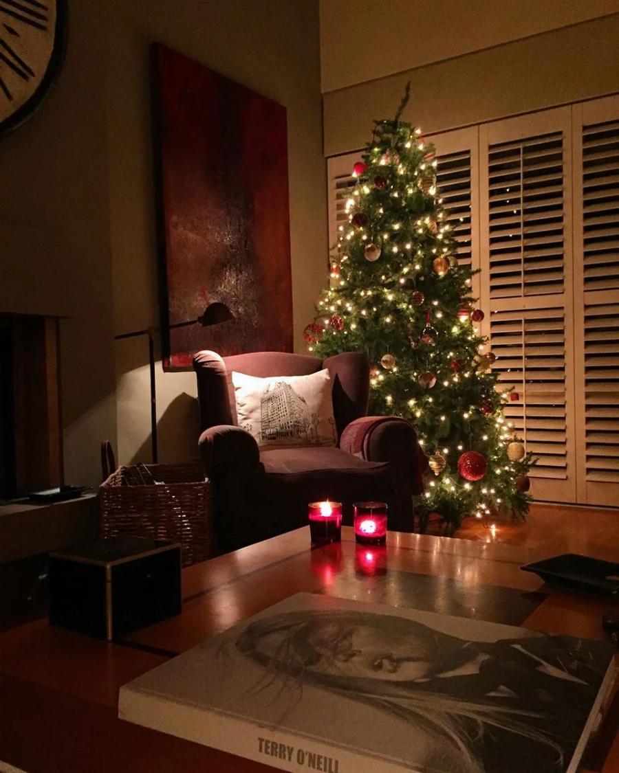 Ατμοσφαιρικό και χουχουλιάρικο: Το σπίτι του Χριστόφορου Παπακαλιάτη είναι βγαλμένο από τις σειρές του