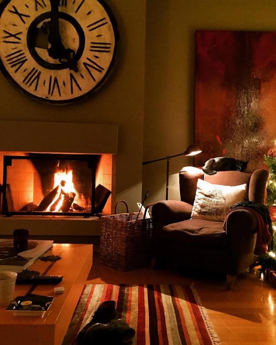 Ατμοσφαιρικό και χουχουλιάρικο: Το σπίτι του Χριστόφορου Παπακαλιάτη είναι βγαλμένο από τις σειρές του