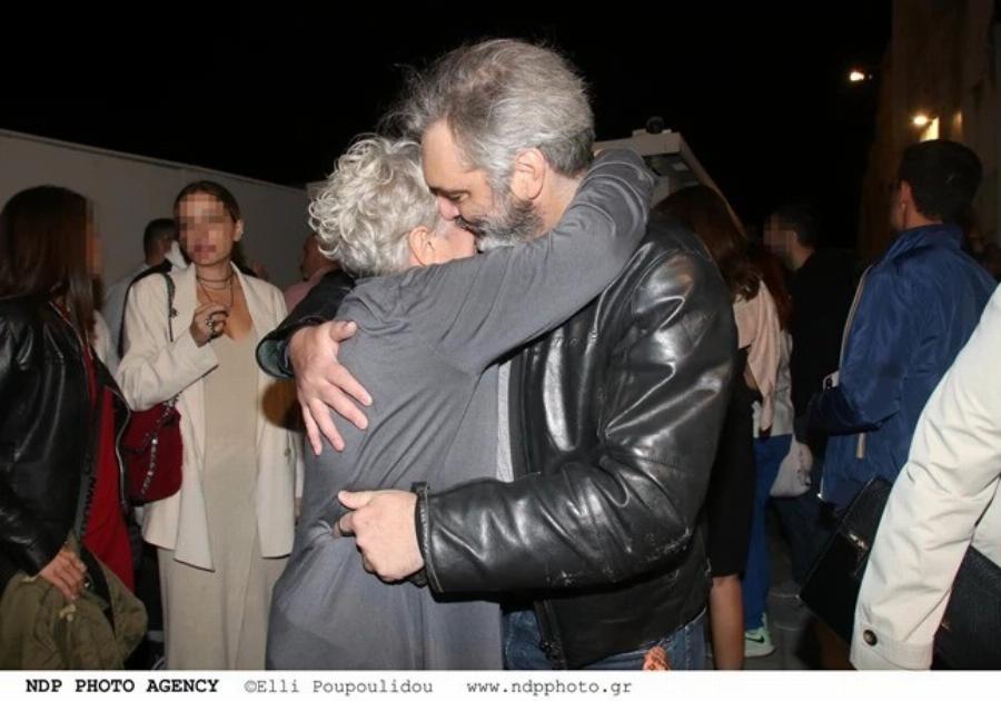 Μετά από χρόνια και πάλι μαζί η Τάνια Τσανακλίδου και ο Άλκης Κούρκουλος: Η τρυφερή αγκαλιά του πρώην ζευγαριού