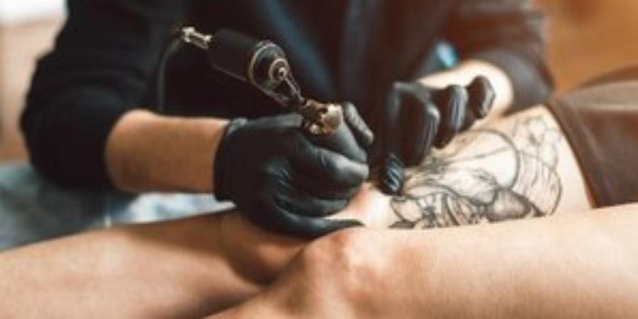 Το πιο δίκαιο άκυρο: Έλληνας tattoo artist αρνήθηκε σε πελάτη να κάνει κάδο σκουπιδιών με το όνομα της πρώην κοπέλας του