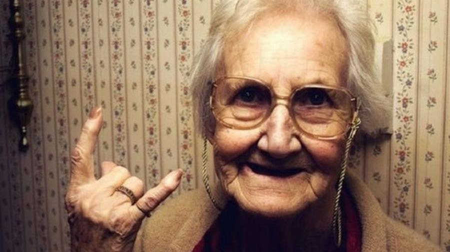 Απίστευτο κίομως αληθινό: Τσιγκούνης σύζυγος ήθελε να τον θάψουν μαζί με τα λεφτά του – Η χήρα του όμως κρατούσε μία έκπληξη