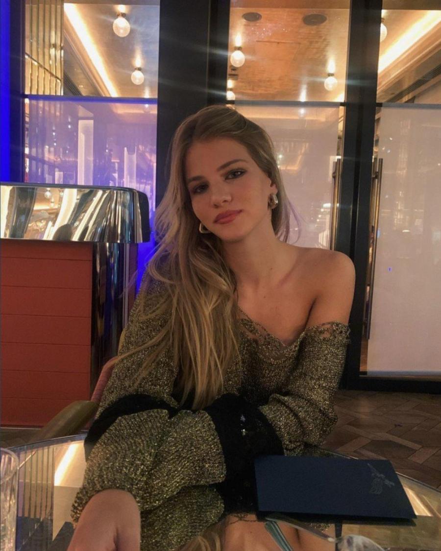 Από τις ομορφότερες Ελληνίδες σήμερα: Η 18χρονη Άννα Μαρία Ίβιτς είναι ίδια με την μητέρα της, Ελένη Πετρουλάκη