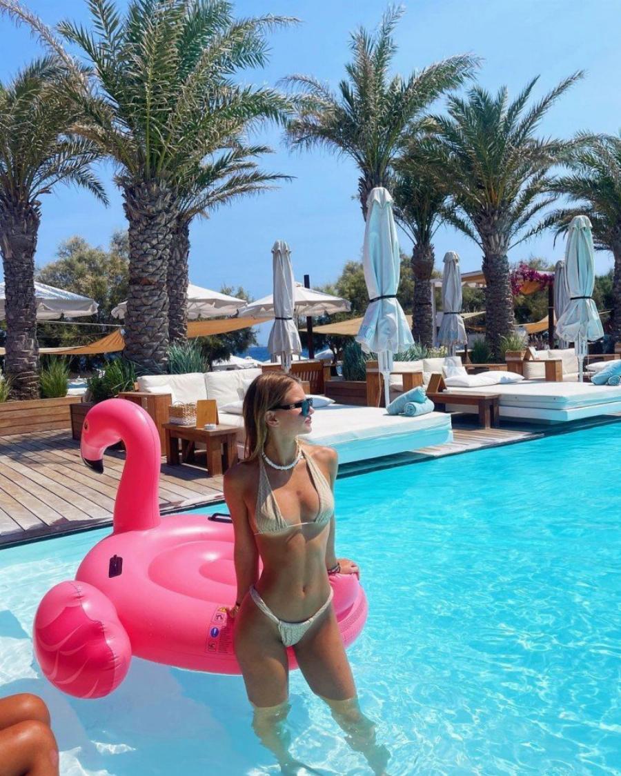 Από τις ομορφότερες Ελληνίδες σήμερα: Η 18χρονη Άννα Μαρία Ίβιτς είναι ίδια με την μητέρα της, Ελένη Πετρουλάκη