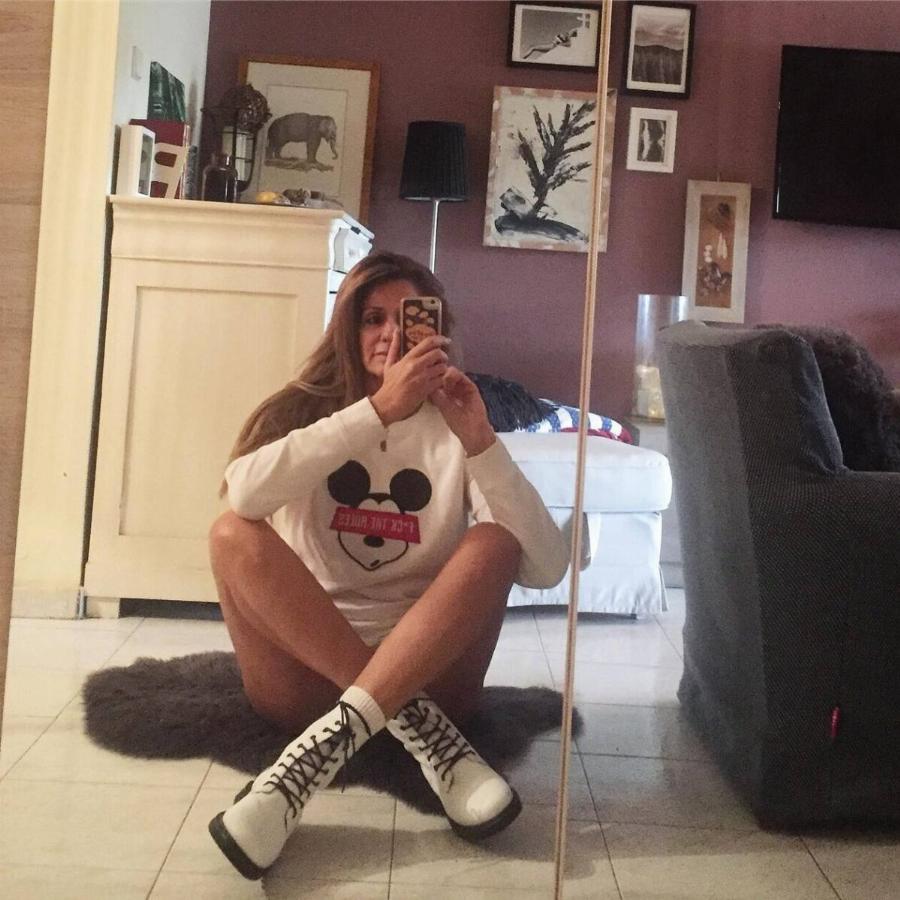 Οι μαγικές γωνίες του σπιτιού της Βίκυς Κουλιανού: Το υπέροχο χρώμα, οι πίνακες και η γουστόζικη αισθητική