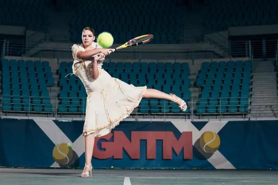 Ξετρελαίνει με τις φωτογραφίες και τη σπάνια ομορφιά της: Η Τζούλια Ιλιγένκο είναι το μοντέλο του GNTM με τη λεύκη