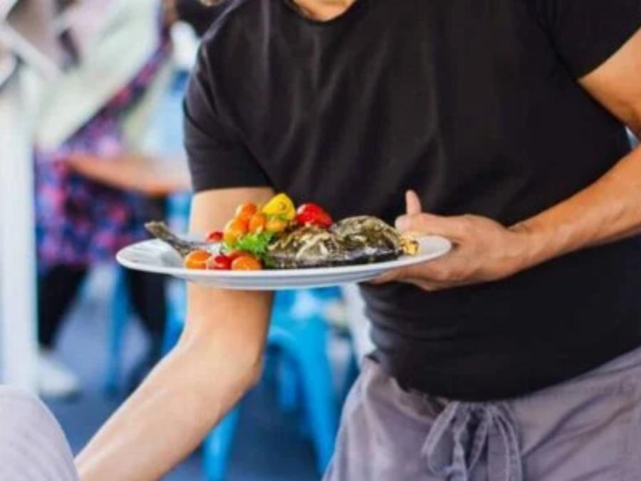 Η χειρονομία που σημαίνει πολλά: Είσαι από αυτούς που δίνουν το πιάτο στον σερβιτόρο;