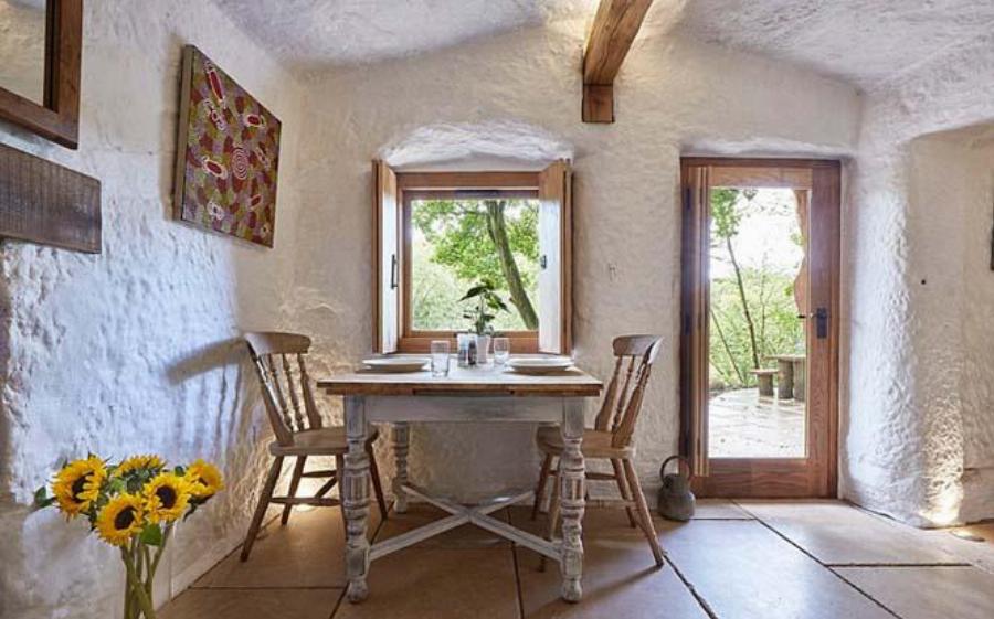 «Ο άνθρωπος των σπηλαίων»: 37χρονος αγόρασε σπηλιά-ερείπιο, το μεταμόρφωσε και πλέον είναι μία υπερπολυτελής κατοικία