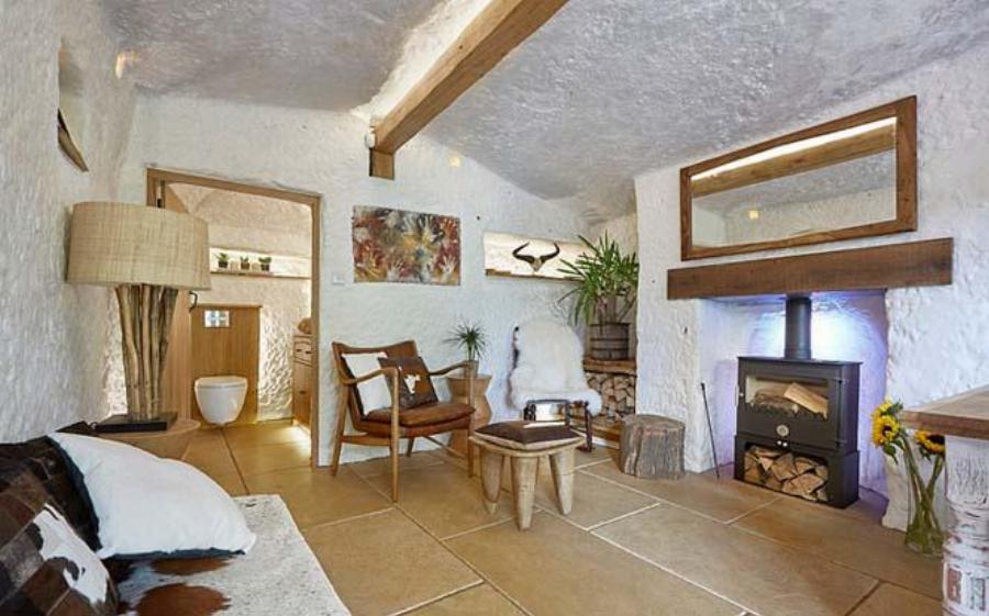 «Ο άνθρωπος των σπηλαίων»: 37χρονος αγόρασε σπηλιά-ερείπιο, το μεταμόρφωσε και πλέον είναι μία υπερπολυτελής κατοικία