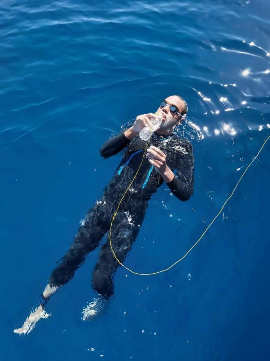 Σπύρος Χρυσικόπουλος: Ο Έλληνας που κολύμπησε από την Ρόδο στο Καστελόριζο σε 64 ώρες χωρίς διακοπή