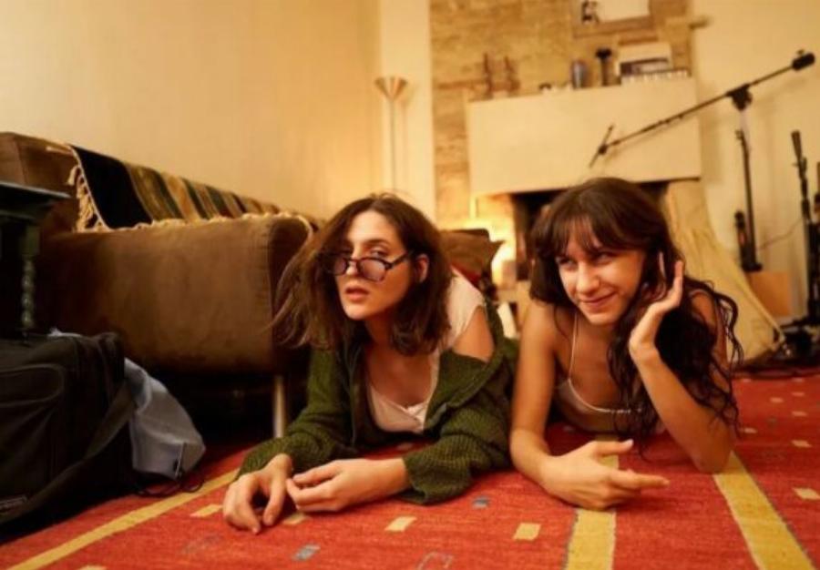 Θυμίζει «καφέ της χαράς»: Το παραδοσιακό σπίτι των Σκιαδαρέση-Μάλφα με την μεγάλη βιβλιοθήκη, τα ξύλινα έπιπλα και τους όμορφους πίνακες