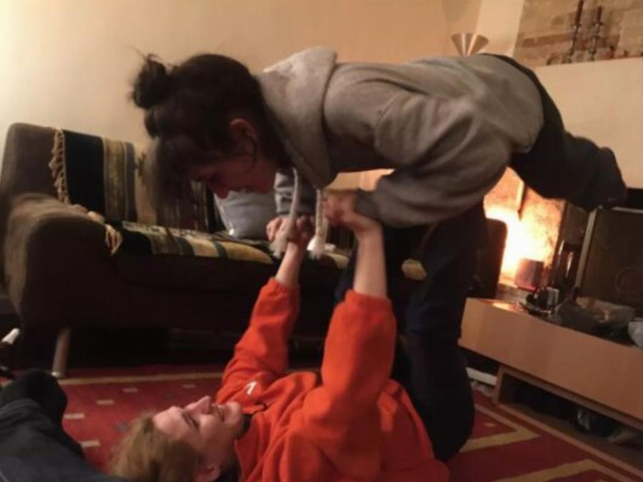 Θυμίζει «καφέ της χαράς»: Το παραδοσιακό σπίτι των Σκιαδαρέση-Μάλφα με την μεγάλη βιβλιοθήκη, τα ξύλινα έπιπλα και τους όμορφους πίνακες