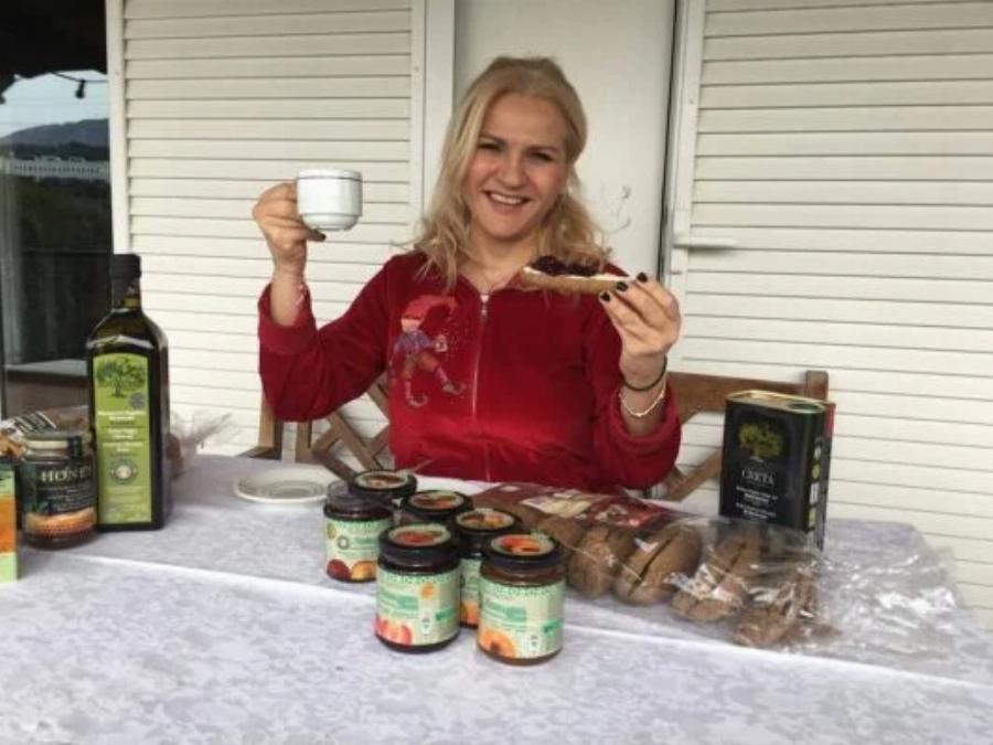 Θυμίζει «καφέ της χαράς»: Το παραδοσιακό σπίτι των Σκιαδαρέση-Μάλφα με την μεγάλη βιβλιοθήκη, τα ξύλινα έπιπλα και τους όμορφους πίνακες