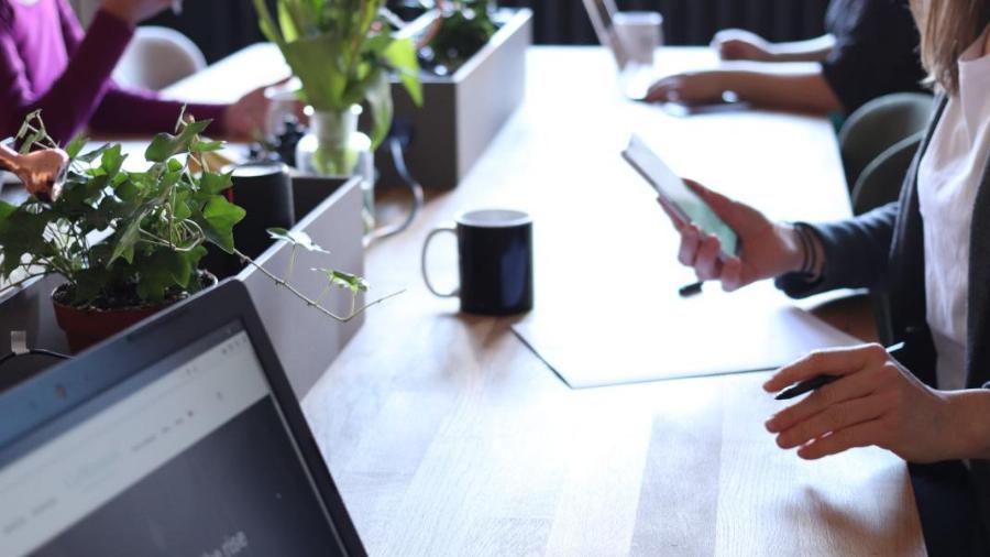 Τρέξτε να προλάβετε: Εταιρία στην Αγγλία δίνει μισθό 22.000€ και μπόνους σε όποιον μιλάει καλά ελληνικά