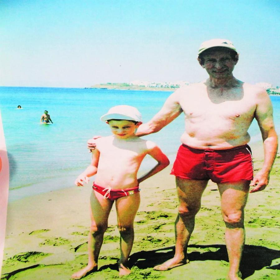 «Εγώ τα χρήματά μου τα έφαγα στο καζίνο»: Σήμερα ο Μανώλης Δεστούνης στα 85 του μιλάει για όλους και για όλα