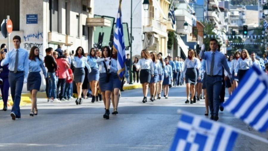 Τρίκαλα: Πατέρας άρπαξε από τον λαιμό διευθυντή σχολείου γιατί η κόρη του δεν θα είναι σημαιοφόρος την 28η Οκτωβρίου