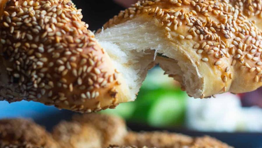 Νέα επίθεση από την Τουρκία: Κατηγορεί την Ελλάδα ότι της έκλεψε το κουλούρι με σουσάμι