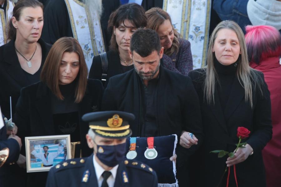 Δάκρυσε και ο Θεός: Η στιγμή που ο Μουρούτσος μεταφέρει τα Ολυμπιακά μετάλλιά του Αλέξανδρου Νικολαΐδη στην κηδεία του