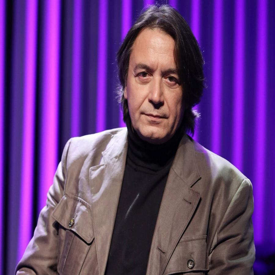 Γιάννης Κότσιρας: Η βελούδινη φωνή, ο γάμος «κεκλεισμένων των θυρών», τα 2 παιδιά και το πένθος που τον τσάκισε