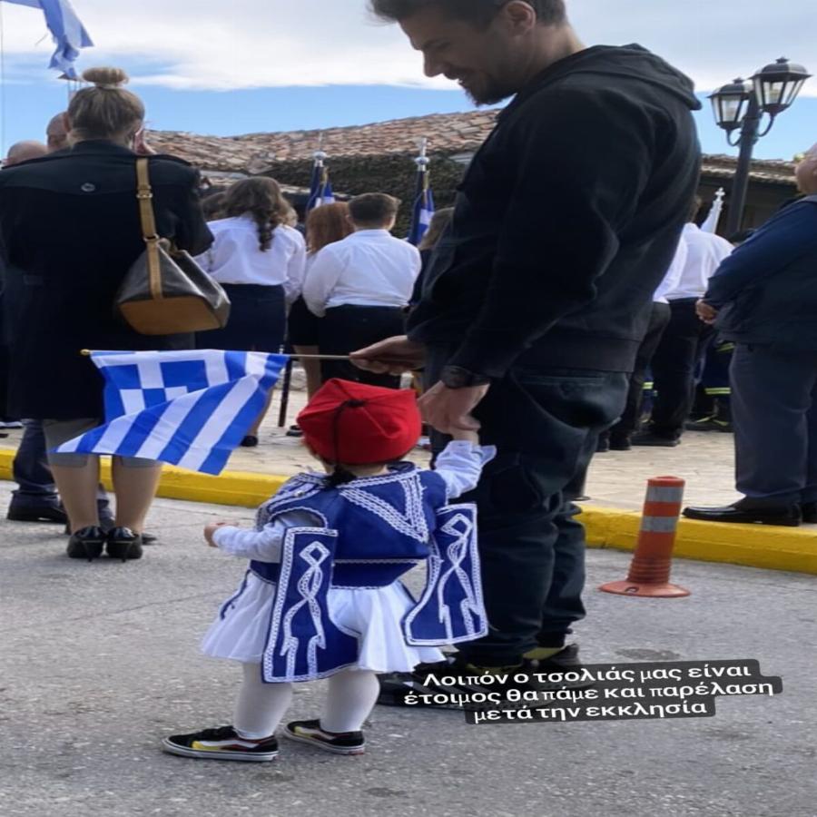 Άκης Πετρετζίκης: Έντυσε τσολιά τον μικρό Αχιλλέα και μας ευχήθηκε «Χρόνια πολλά»