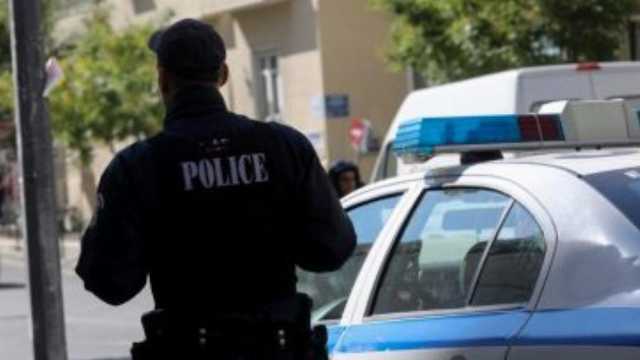 «Τρέμω, κλαίμε όλοι»: Ανείπωτη θλίψη στην Δράμα για τον αστυνομικό που έβαλε τέλος στην ζωή του, τραγικές φιγούρες οι γονείς του