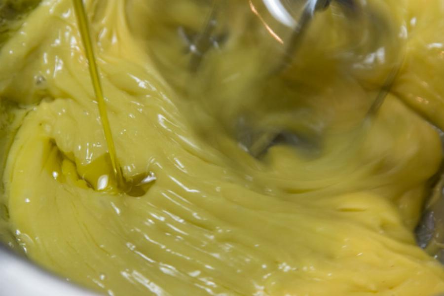 Πως να πετύχεις την πιο νόστιμη μαγιονέζα χωρίς αυγά: Το κόλπο με την ποσότητα του ελαιόλαδου