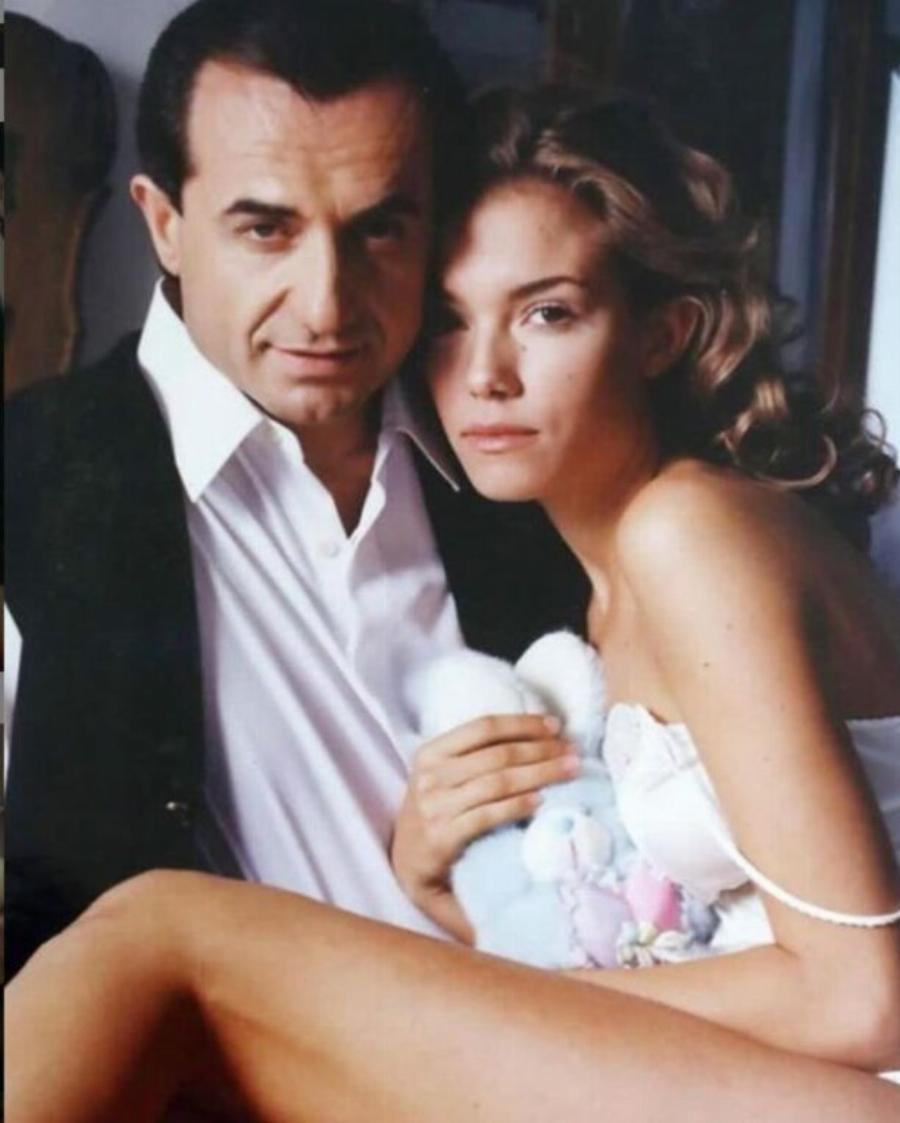 Λευτέρης Πανταζής: Η σπάνια φωτογραφία με την 15χρονn Βίκυ Καγιά στην αγκαλιά του τραγουδιστή