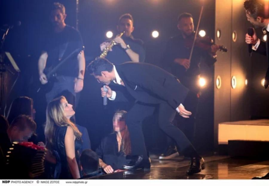 Τον κοίταζε και «έλιωνε»: «Ξετρελαμένη» η Κάτια Ζυγούλη στη πρεμιέρα του Σάκη Ρουβά