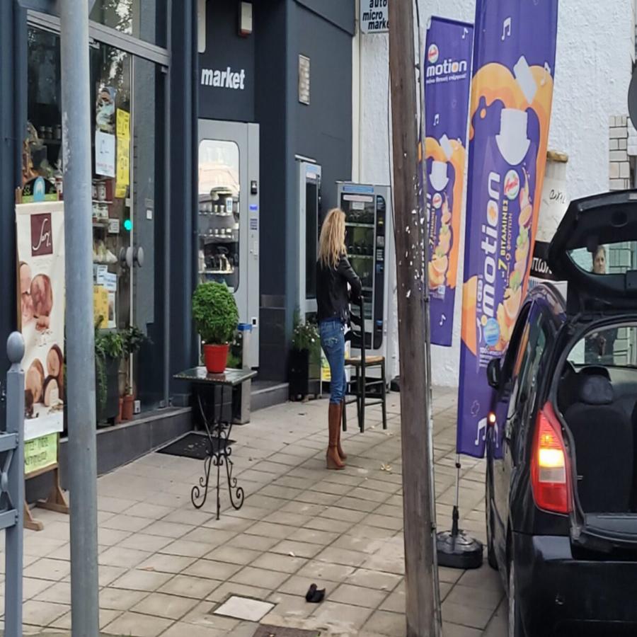 Έμειναν άφωνοι οι περαστικοί: Λαρισαία τράκαρε και άρχισε να χορεύει και να τραγουδά πετώντας καρέκλες στη μέση του δρόμου