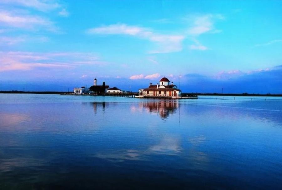 Παραμυθένια ομορφιά: Το ωραιότερο μοναστήρι της Ελλάδας βρίσκεται σε 2 νησάκια που τα ενώνει μια ξύλινη γέφυρα